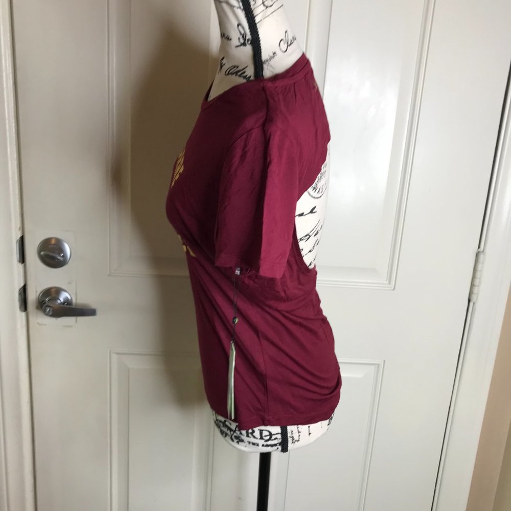 NWT Sam Edelman Womens Graphic Short Sleeve Spin Top Burgundy/Gold ~ Size XS - Picture 2 of 5